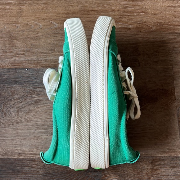 Cariuma SZ 8 green canvas sneaker.  Preowned in great condition. - Picture 5 of 6